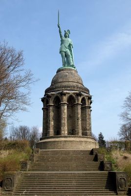 Fotografía actual del Hermannsdenkmal, monumento dedicado a le memoria de Arminio por su victoria contra los romanos en Teutoburgo. (Fuente: Wikimedia Commons.)